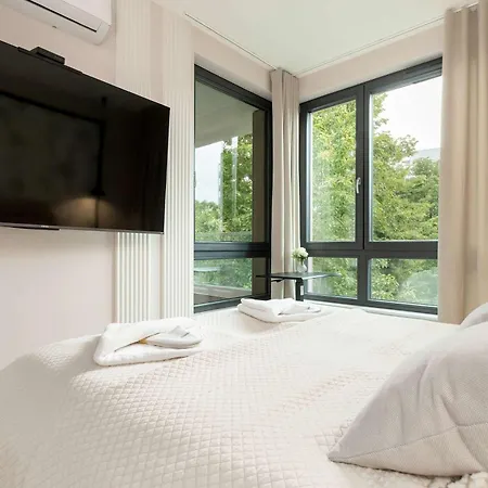 Appartement Luxury With Parking And Air Conditioning In By Renters Prestige *