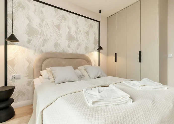 Lägenhet Luxury With Parking And Air Conditioning In By Renters Prestige *